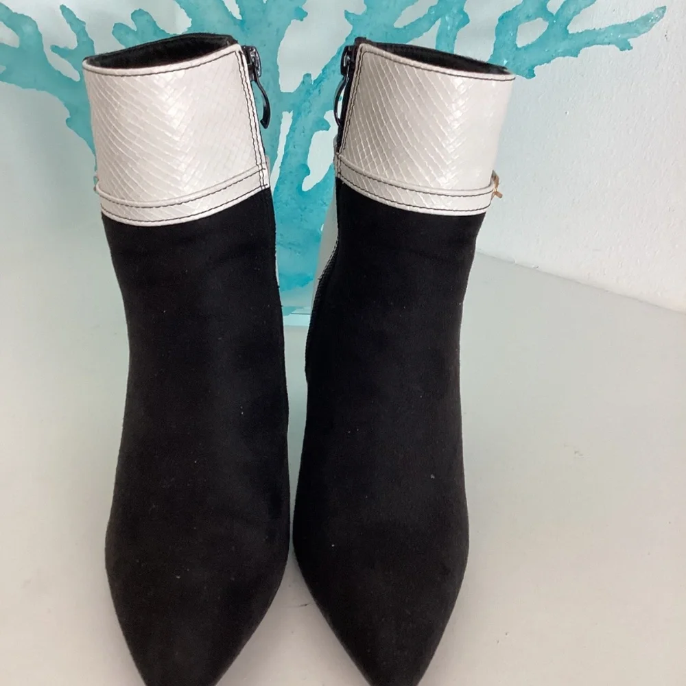 Women's Black and White Ankle Boots Pearl Embellishments Sz 6 Worn 1x